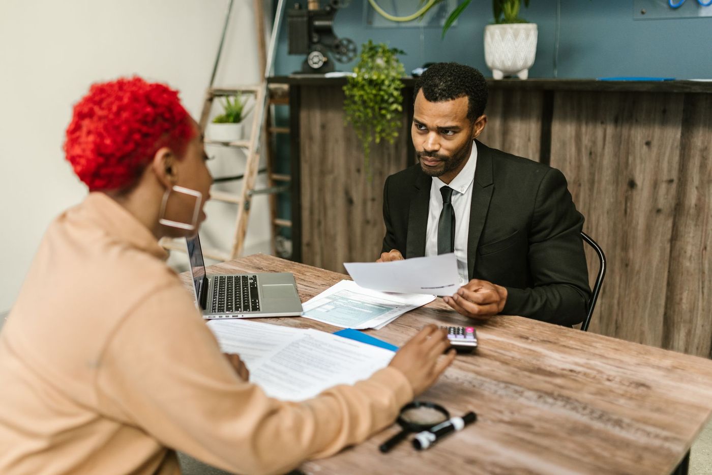Expert-comptable et DAF externalisé analysant les documents financiers d’une PME